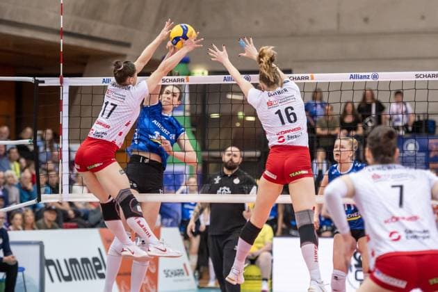 Lorena Lorber Fijok (Dresdner SC, 17) und Emma Scarlett Clothier (Dresdner SC, 16) vs. Lucia Varela Gomez (Allianz MTV Stuttgart, 12) GER, Allianz MTV Stuttgart - Dresdner SC, Volleyball Bundesliga, VBL, Spielzeit 2024 2025, 16.04.2025 GER, Allianz MTV Stuttgart - Dresdner SC, Volleyball Bundesliga, VBL, Spielzeit 2024 2025, 16.04.2025 Stuttgart Copyright: xSandyxDinkelackerx EP_SDR