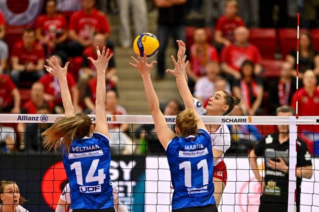 DVL Allianz MTV Stuttgart - Dresdner SC 16.04.2025 DVL, Volleyball, 1. Bundesliga, Damen, Saison 2024 25, Playoff, Halbfinale, Allianz MTV Stuttgart (in Blau), gegen Dresdner SC (in Weiß-Rot), Lorena Lorber Fijok im Angriff gegen 14 Kelsey Veltman und 11 Pauline Martin Copyright: xBEAUTIFULxSPORTS TomxBlochx