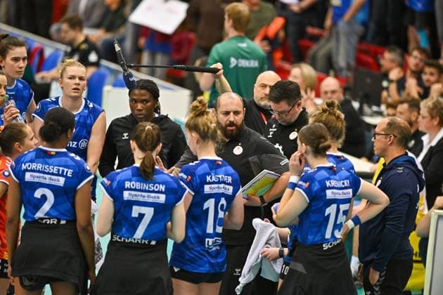 DVL Allianz MTV Stuttgart - Dresdner SC 16.04.2025 DVL, Volleyball, 1. Bundesliga, Damen, Saison 2024 25, Playoff, Halbfinale, Allianz MTV Stuttgart (in Blau), gegen Dresdner SC (in Weiß-Rot), Konstantin Bitter, Trainer Stuttgart in der Auszeit, Copyright: xBEAUTIFULxSPORTS TomxBlochx