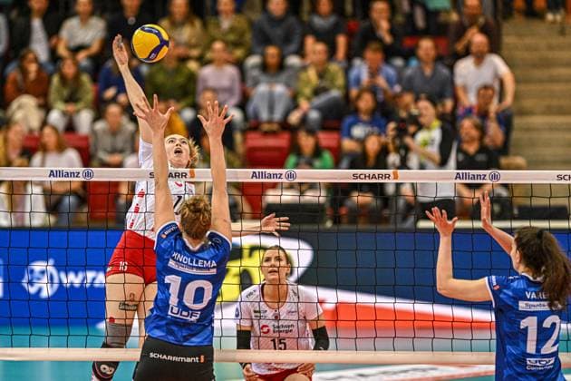 DVL Allianz MTV Stuttgart - Dresdner SC 16.04.2025 DVL, Volleyball, 1. Bundesliga, Damen, Saison 2024 25, Playoff, Halbfinale, Allianz MTV Stuttgart (in Blau), gegen Dresdner SC (in Weiß-Rot), Emma Clothier im Angriff gegen 10 Jolien Knollema Copyright: xBEAUTIFULxSPORTS TomxBlochx
