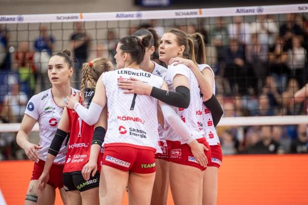 kritischer Blick von Marta Kamelija Levinska (Dresdner SC, 15), re. und Team GER, Allianz MTV Stuttgart - Dresdner SC, Volleyball Bundesliga, VBL, Spielzeit 2024 2025, 16.04.2025 GER, Allianz MTV Stuttgart - Dresdner SC, Volleyball Bundesliga, VBL, Spielzeit 2024 2025, 16.04.2025 Stuttgart Copyright: xSandyxDinkelackerx EP_SDR