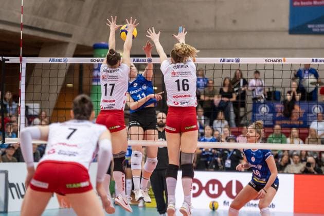 Pauline Martin (Allianz MTV Stuttgart, 11) vs. Lorena Lorber Fijok (Dresdner SC, 17) und Emma Scarlett Clothier (Dresdner SC, 16) GER, Allianz MTV Stuttgart - Dresdner SC, Volleyball Bundesliga, VBL, Spielzeit 2024 2025, 16.04.2025 GER, Allianz MTV Stuttgart - Dresdner SC, Volleyball Bundesliga, VBL, Spielzeit 2024 2025, 16.04.2025 Stuttgart Copyright: xSandyxDinkelackerx EP_SDR