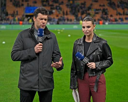 16.04.2025, Fussball UEFA Championsleague 2024 2025: Viertelfinale Rückspiel, Inter Mailand - FC Bayern München, im Giuseppe Meazza Stadion (Mailand), v.l. TV Experte Michael Ballack (Deutschland) und Moderatorin Laura Wontorra (Deutschland)