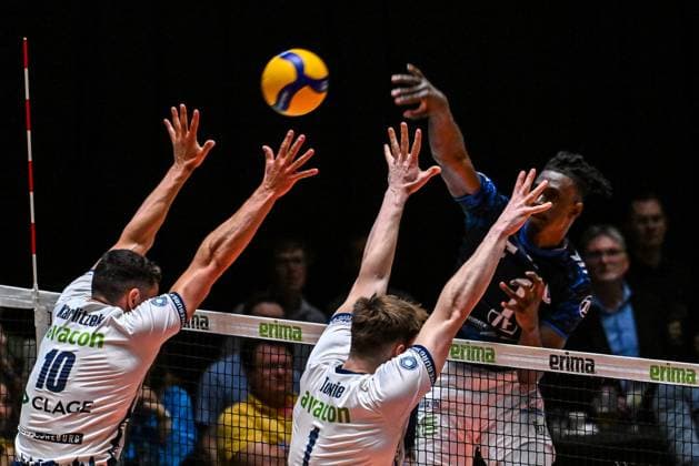 GER, VBL, VfB Friedrichshafen vs SVG Lüneburg 16.04.2025, Spacetech Arena, Friedrichshafen, GER, VBL, VfB Friedrichshafen vs SVG Lüneburg, im Bild Jose Israel Masso Alvarez (Friedrichshafen, 1) bezwingt den Block mit Lorenz Karlitzek (Lueneburg, 10) und Simon Torwie (Lueneburg, 1)