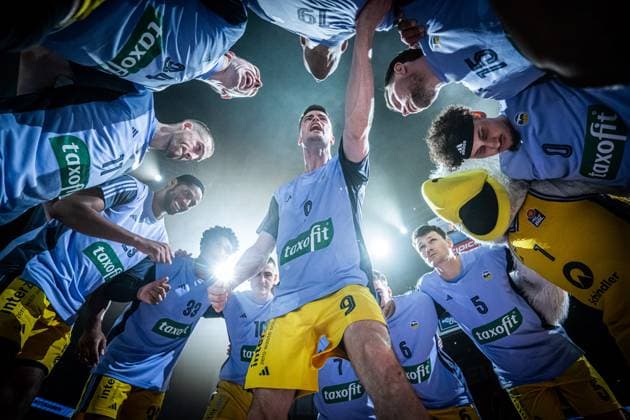 Bilder des Jahres 2025, Sport 04 April Sport Bilder des Tages Basketball Berlin 16.04.2025 Saison 2024 2025 1. Bundesliga easyCredit-BBL Alba Berlin - Telekom Baskets Bonn Jonas Mattisseck (Alba Berlin, No.09) Huddle *** Basketball Berlin 16 04 2025 Season 2024 2025 1 Bundesliga easyCredit BBL Alba Berlin Telekom Baskets Bonn Jonas Mattisseck Alba Berlin, No 09 Huddle