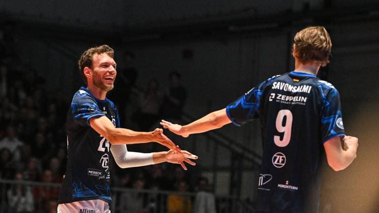 GER, VBL, VfB Friedrichshafen vs SVG Lüneburg 16.04.2025, Spacetech Arena, Friedrichshafen, GER, VBL, VfB Friedrichshafen vs SVG Lüneburg, im Bild Wessel Keemink (Friedrichshafen, 24), Severi Savonsalmi (Friedrichshafen, 9)