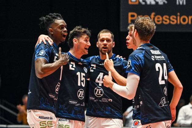 GER, VBL, VfB Friedrichshafen vs SVG Lüneburg 16.04.2025, Spacetech Arena, Friedrichshafen, GER, VBL, VfB Friedrichshafen vs SVG Lüneburg, im Bild Jose Israel Masso Alvarez (Friedrichshafen, 1), Jackson Young (Friedrichshafen, 15), Tim Peter (Friedrichshafen, 4), Simon Tabermann Uhrenholt (Friedrichshafen, 18), Wessel Keemink (Friedrichshafen, 24), Jubel nach Punktgewinn