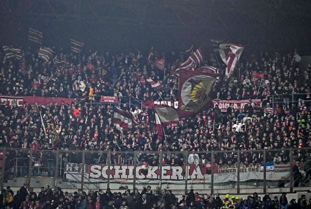 16.04.2025, Fussball UEFA Championsleague 2024 2025: Viertelfinale Rückspiel, Inter Mailand - FC Bayern München, im Giuseppe Meazza Stadion (Mailand), Die Bayern Fans feuern ihre Mannschaft an