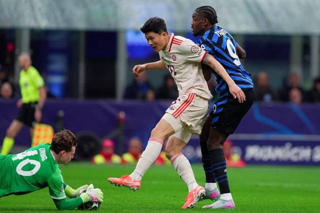 Inter Milan s Marcus Thuram fights for the ball with Bayern s Kim Min-jae during the Uefa Champions League soccer match between Inter and Bayern Munich at San Siro Stadium in Milan , North Italy - , Wednesday April 16, 2025 . - Soccer  Copyright: xSpada LaPressex