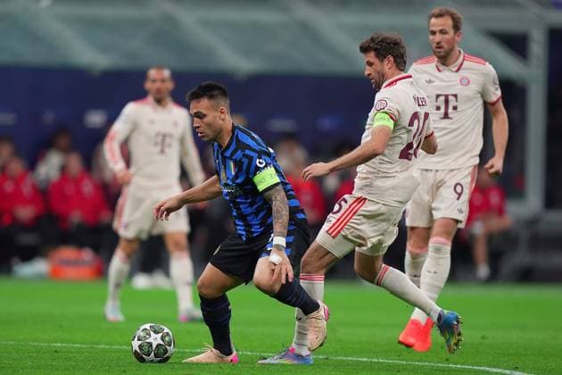 Inter MilanÕs Lautaro Martinez fights for the ball with BayernÕs Thomas Mueller during the Uefa Champions League soccer match between Inter and Bayern Munich at San Siro Stadium in Milan , North Italy - , Wednesday April 16, 2025 . - Soccer  Copyright: xSpada LaPressex