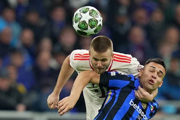 Sport Bilder des Tages Inter MilanÕs Lautaro Martinez fights for the ball with ÉBayernÕs Eric Dier during the Uefa Champions League soccer match between Inter and Bayern Munich at San Siro Stadium in Milan , North Italy - , Wednesday April 16, 2025 . - Soccer  Copyright: xSpada LaPressex