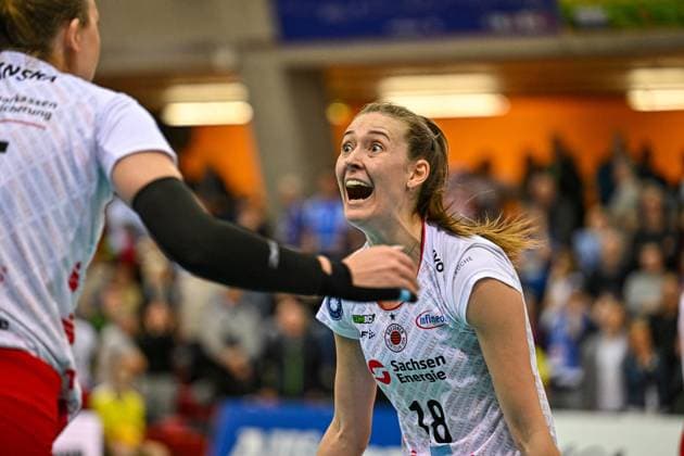 DVL Allianz MTV Stuttgart - Dresdner SC 16.04.2025 DVL, Volleyball, 1. Bundesliga, Damen, Saison 2024 25, Playoff, Halbfinale, Allianz MTV Stuttgart (in Blau), gegen Dresdner SC (in Weiß-Rot), Sarah Straube, rechts, jubelt mit Marta Levinska, Copyright: xBEAUTIFULxSPORTS TomxBlochx