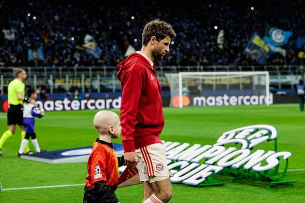 UEFA Champions League Viertelfinale: Inter Mailand - FC Bayern München; 16.04.2025 Thomas Müller (FC Bayern München, 25) betritt als Kapitän den Rasen UEFA Champions League Viertelfinale Rückspiel: Inter Mailand - FC Bayern München, Mailand, San Siro am 16.04.2025 Copyright: xBEAUTIFULxSPORTS Wunderlx