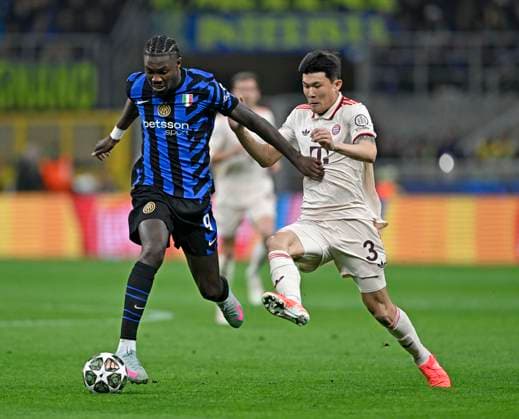 16.04.2025, Fussball UEFA Championsleague 2024 2025: Viertelfinale Rückspiel, Inter Mailand - FC Bayern München, im Giuseppe Meazza Stadion (Mailand), v.l. Marcus Thuram (Inter Mailand) gegen Min-jae Kim (Bayern München, Minjae Kim)