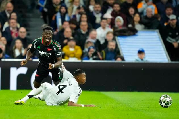 Real Madrid C.F. v Arsenal FC - UEFA Champions League 2024 25 Quarter Final Second Leg Bukayo Saka right winger of Arsenal and England and David Alaba centre-back of Real Madrid and Austria compete for the ball during the UEFA Champions League 2024 25 Quarter Final Second Leg match between Real Madrid C.F. and Arsenal FC at Estadio Santiago Bernabeu on April 16, 2025 in Madrid, Spain. Madrid Spain  Copyright: xJosexBretonx originalFilename:bretonhernandez-realmadr250416_npniW.jpg