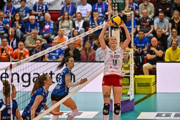 DVL Allianz MTV Stuttgart - Dresdner SC 16.04.2025 DVL, Volleyball, 1. Bundesliga, Damen, Saison 2024 25, Playoff, Halbfinale, Allianz MTV Stuttgart (in Blau), gegen Dresdner SC (in Weiß-Rot), Sarah Straube, Copyright: xBEAUTIFULxSPORTS TomxBlochx