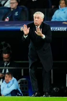 Real Madrid C.F. v Arsenal FC - UEFA Champions League 2024 25 Quarter Final Second Leg Carlo Ancelotti head coach of Real Madrid gives instructions during the UEFA Champions League 2024 25 Quarter Final Second Leg match between Real Madrid C.F. and Arsenal FC at Estadio Santiago Bernabeu on April 16, 2025 in Madrid, Spain. Madrid Spain  Copyright: xJosexBretonx originalFilename:bretonhernandez-realmadr250416_npAYL.jpg