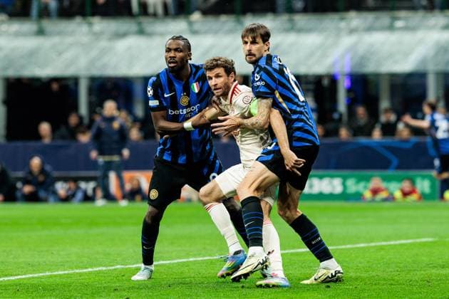 Sport Bilder des Tages UEFA Champions League Viertelfinale: Inter Mailand - FC Bayern München; 16.04.2025 Marcus Thuram (Inter Mailand, 9) und Francesco Acerbi (Inter Mailand, 15) halten Thomas Müller (FC Bayern München, 25) bei einer Ecke fest UEFA Champions League Viertelfinale Rückspiel: Inter Mailand - FC Bayern München, Mailand, San Siro am 16.04.2025 Copyright: xBEAUTIFULxSPORTS Wunderlx