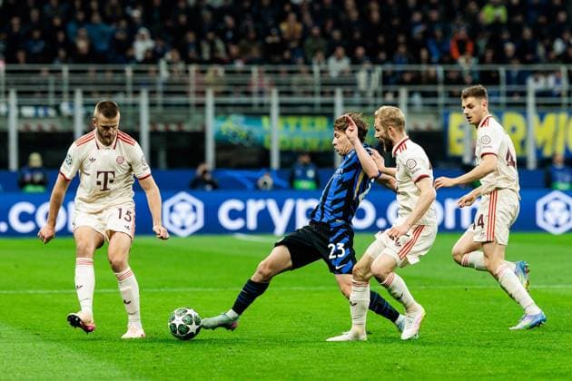 UEFA Champions League Viertelfinale: Inter Mailand - FC Bayern München; 16.04.2025 Zweikampf Eric Dier (FC Bayern München, 15), Nicolo Barella (Inter Mailand, 23), Konrad Laimer (FC Bayern München, 27) UEFA Champions League Viertelfinale Rückspiel: Inter Mailand - FC Bayern München, Mailand, San Siro am 16.04.2025 Copyright: xBEAUTIFULxSPORTS Wunderlx