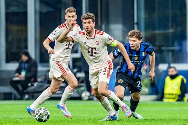 16.04.2025, Inter Mailand vs. FC Bayern München, UEFA Champions League, Viertelfinale-Rückspiel Thomas Müller (FC Bayern Muenchen, 25) Nicolo Barella (Inter Mailand, 23) Josip Stanisic (FC Bayern Muenchen, 44) Copyright: xBahhoxKarax