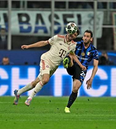 16.04.2025, Fussball UEFA Championsleague 2024 2025: Viertelfinale Rückspiel, Inter Mailand - FC Bayern München, im Giuseppe Meazza Stadion (Mailand), v.l. Thomas Müller (FC Bayern München) gegen Hakan Calhanoglu (Inter Mailand)