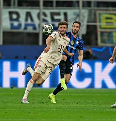 16.04.2025, Fussball UEFA Championsleague 2024 2025: Viertelfinale Rückspiel, Inter Mailand - FC Bayern München, im Giuseppe Meazza Stadion (Mailand), v.l. Thomas Müller (FC Bayern München) gegen Hakan Calhanoglu (Inter Mailand)