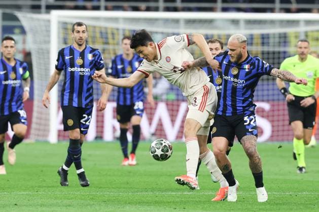 Minjae Kim (FC Bayern Muenchen) und Federico Dimarco 32 (Inter Mailand) v-l im Zweikampf, Inter Mailand vs. FC Bayern Muenchen, Fussball, Champions League, Viertelfinale, Rueckspiel, 16.04.2025