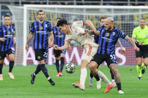 Minjae Kim (FC Bayern Muenchen) und Federico Dimarco 32 (Inter Mailand) v-l im Zweikampf, Inter Mailand vs. FC Bayern Muenchen, Fussball, Champions League, Viertelfinale, Rueckspiel, 16.04.2025