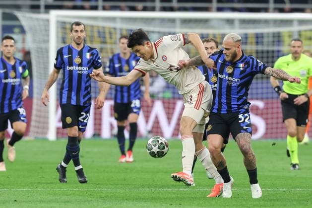 Minjae Kim (FC Bayern Muenchen) und Federico Dimarco 32 (Inter Mailand) v-l im Zweikampf, Inter Mailand vs. FC Bayern Muenchen, Fussball, Champions League, Viertelfinale, Rueckspiel, 16.04.2025