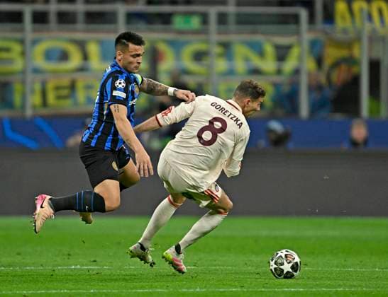 16.04.2025, Fussball UEFA Championsleague 2024 2025: Viertelfinale Rückspiel, Inter Mailand - FC Bayern München, im Giuseppe Meazza Stadion (Mailand), v.l. Lautaro Martinez (Inter Mailand) gegen Leon Goretzka (FC Bayern München)