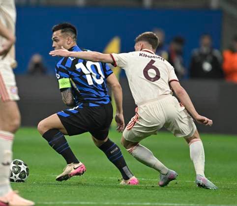 16.04.2025, Fussball UEFA Championsleague 2024 2025: Viertelfinale Rückspiel, Inter Mailand - FC Bayern München, im Giuseppe Meazza Stadion (Mailand), v.l. Lautaro Martinez (Inter Mailand) gegen Joshua Kimmich (FC Bayern München)