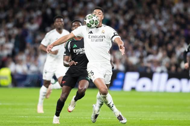 UEFA champions league - Real Madrid vs Arsenal MADRID, SPAIN - April 16: Jude Bellingham of Real Madrid controls the ball during the UEFA Champions League 2024 25 Quarter Final second Leg match between Real Madrid and Arsenal at Santiago Bernabeu Stadium. (Photo by Guillermo Martinez) Madrid Santiago Bernabeu Stadium Spain Copyright: xGuillermoxMartinezx