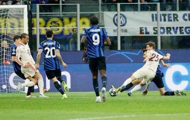 Thomas Mueller (FC Bayern Muenchen, 25) mit der ersten Chance, 16.04.2025, Fussball, UEFA Champions League, Viertelfinale Rueckspiel, Inter Mailand - Bayern Muenchen, ITA, Mailand, San Siro. Copyright: HMBxMedia xHeikoxBecker