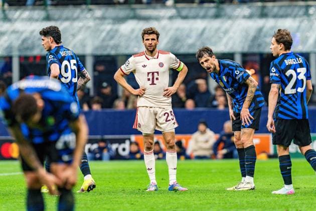 16.04.2025, Inter Mailand vs. FC Bayern München, UEFA Champions League, Viertelfinale-Rückspiel Thomas Müller (FC Bayern Muenchen, 25) unzufrieden unglücklich erschöpft , Alessandro Bastoni (Inter Mailand, 95) Nicolo Barella (Inter Mailand, 23) Copyright: xBahhoxKarax