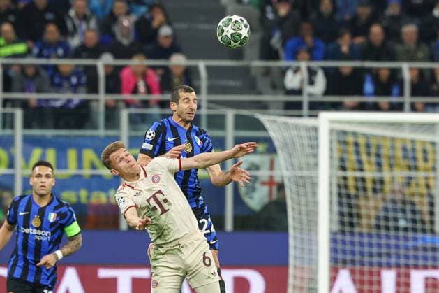 Joshua Kimmich (FC Bayern Muenchen) und Henrikh Mkhiataryan 22 (Inter Mailand) v-.l im Zweikampf, Inter Mailand vs. FC Bayern Muenchen, Fussball, Champions League, Viertelfinale, Rueckspiel, 16.04.2025