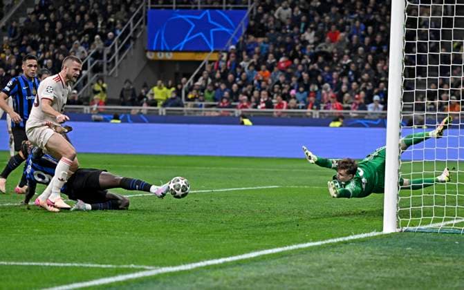 16.04.2025, Fussball UEFA Championsleague 2024 2025: Viertelfinale Rückspiel, Inter Mailand - FC Bayern München, im Giuseppe Meazza Stadion (Mailand), v.l. Marcus Thuram (Inter Mailand) , Eric Dier (FC Bayern München) und Torwart Jonas Urbig (FC Bayern München)