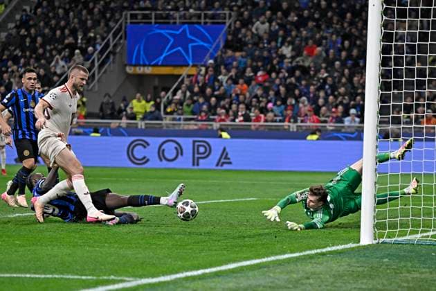 16.04.2025, Fussball UEFA Championsleague 2024 2025: Viertelfinale Rückspiel, Inter Mailand - FC Bayern München, im Giuseppe Meazza Stadion (Mailand), v.l. Marcus Thuram (Inter Mailand) , Eric Dier (FC Bayern München) und Torwart Jonas Urbig (FC Bayern München)
