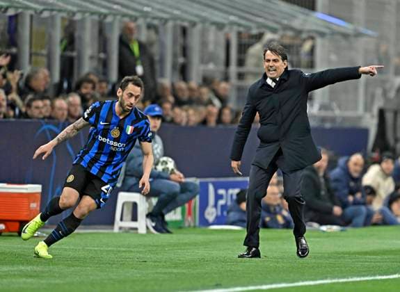 16.04.2025, Fussball UEFA Championsleague 2024 2025: Viertelfinale Rückspiel, Inter Mailand - FC Bayern München, im Giuseppe Meazza Stadion (Mailand), v.l. Hakan Calhanoglu (Inter Mailand) und Trainer Simone Inzaghi (Inter Mailand)