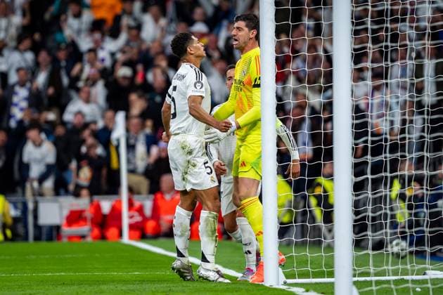 Real Madrid CF vs Arsenal FC - UEFA Champions League 2024 25 Quarter Final Second Leg Jude Bellingham of Real Madrid CF (L) celebrates Thibaut Courtois of Real Madrid CF (R) that saves a penalty kick during the UEFA Champions League 2024 25 Quarter Final Second Leg match between Real Madrid C.F. and Arsenal FC at Estadio Santiago Bernabeu on April 16, 2025 in Madrid, Spain. Madrid Estadio Santiago Bernabeu Madrid Spain Copyright: xAlbertoxGardinx AGardin_20250416_Football_Champions_Real_Madrid_Arsenal_0161