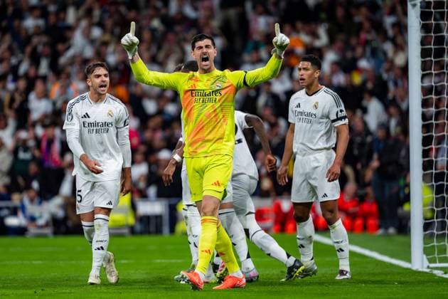 Real Madrid CF vs Arsenal FC - UEFA Champions League 2024 25 Quarter Final Second Leg Thibaut Courtois of Real Madrid CF (C) celebrates that saves a penalty kick during the UEFA Champions League 2024 25 Quarter Final Second Leg match between Real Madrid C.F. and Arsenal FC at Estadio Santiago Bernabeu on April 16, 2025 in Madrid, Spain. Madrid Estadio Santiago Bernabeu Madrid Spain Copyright: xAlbertoxGardinx AGardin_20250416_Football_Champions_Real_Madrid_Arsenal_0169