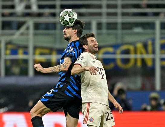 16.04.2025, Fussball UEFA Championsleague 2024 2025: Viertelfinale Rückspiel, Inter Mailand - FC Bayern München, im Giuseppe Meazza Stadion (Mailand), v.l. Francesco Acerbi (Inter Mailand) gegen Thomas Müller (FC Bayern München)
