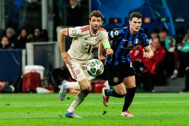 UEFA Champions League Viertelfinale: Inter Mailand - FC Bayern München; 16.04.2025 Zweikampf Thomas Müller (FC Bayern München, 25), Benjamin Pavard (Inter Mailand, 28) UEFA Champions League Viertelfinale Rückspiel: Inter Mailand - FC Bayern München, Mailand, San Siro am 16.04.2025 Copyright: xBEAUTIFULxSPORTS Wunderlx