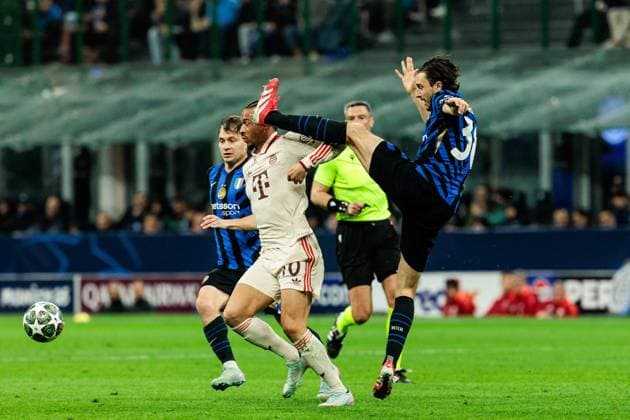 UEFA Champions League Viertelfinale: Inter Mailand - FC Bayern München; 16.04.2025 Zweikampf Leroy Sane (FC Bayern München, 10), Matteo Darmian (Inter Mailand, 36) UEFA Champions League Viertelfinale Rückspiel: Inter Mailand - FC Bayern München, Mailand, San Siro am 16.04.2025 Copyright: xBEAUTIFULxSPORTS Wunderlx