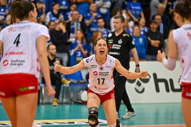 DVL Allianz MTV Stuttgart - Dresdner SC 16.04.2025 DVL, Volleyball, 1. Bundesliga, Damen, Saison 2024 25, Playoff, Halbfinale, Allianz MTV Stuttgart (in Blau), gegen Dresdner SC (in Weiß-Rot), 17 Lorena Lorber Fijok Copyright: xBEAUTIFULxSPORTS TomxBlochx