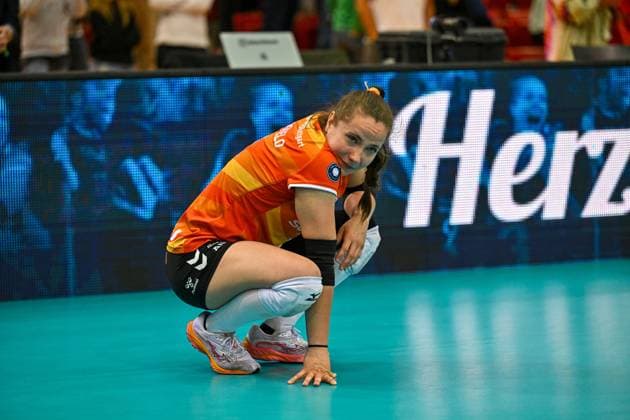 DVL Allianz MTV Stuttgart - Dresdner SC 16.04.2025 DVL, Volleyball, 1. Bundesliga, Damen, Saison 2024 25, Playoff, Halbfinale, Allianz MTV Stuttgart (in Blau), gegen Dresdner SC (in Weiß-Rot), Roosa Koskelo, Libero Stuttgart Copyright: xBEAUTIFULxSPORTS TomxBlochx