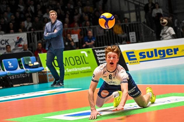 GER, VBL, VfB Friedrichshafen vs SVG Lüneburg 16.04.2025, Spacetech Arena, Friedrichshafen, GER, VBL, VfB Friedrichshafen vs SVG Lüneburg, im Bild Oskar Espeland (Lueneburg, 9), vergeblicher Rettungsversuch