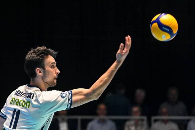 GER, VBL, VfB Friedrichshafen vs SVG Lüneburg 16.04.2025, Spacetech Arena, Friedrichshafen, GER, VBL, VfB Friedrichshafen vs SVG Lüneburg, im Bild Xander Ketrzynski (Lueneburg, 11)