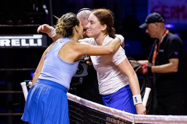 Ella Seidel besiegt Tatjana Maria. Gradulation und Umarmung Tatjana Maria GER vs Ella Seidel GER GER, Porsche Tennis Grand Prix GP Stuttgart 2025, WTA500, 16.04.2025 GER, Porsche Tennis Grand Prix GP Stuttgart 2025, WTA500, 16.04.2025 Stuttgart Copyright: xEibner-Pressefoto RogerxBuerkex EP