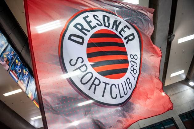 Fahne mit Logo des Dresdner SC GER, Allianz MTV Stuttgart - Dresdner SC, Volleyball Bundesliga, VBL, Spielzeit 2024 2025, 16.04.2025 GER, Allianz MTV Stuttgart - Dresdner SC, Volleyball Bundesliga, VBL, Spielzeit 2024 2025, 16.04.2025 Stuttgart Copyright: xSandyxDinkelackerx EP_SDR