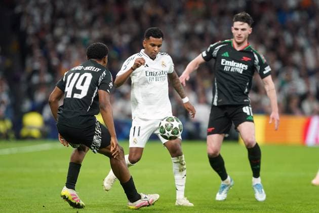 Real Madrid CF s Rodrygo Goes (c) and Arsenal FC s Myles Lewis-Skelly (l) and Declan Rice during Champions League 2024 2025 Round of 8 2nd leg match. April 16,2025. (202504161011)